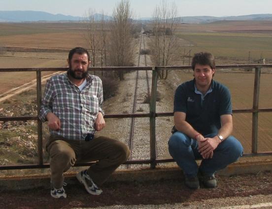 Con Fernando y fondo de Cabrejas del Campo.JPG