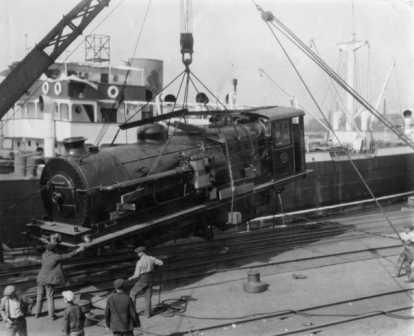 PUERTO SAGUNTO.-Descarga de una locomotora GARRAT.jpg