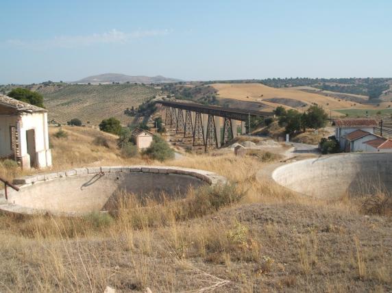 Puente Hacho, balsas y estación de Alamedilla-Guadahortuna.JPG