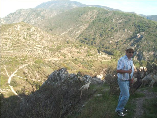 Estanislao haciendo de Cabrero.JPG